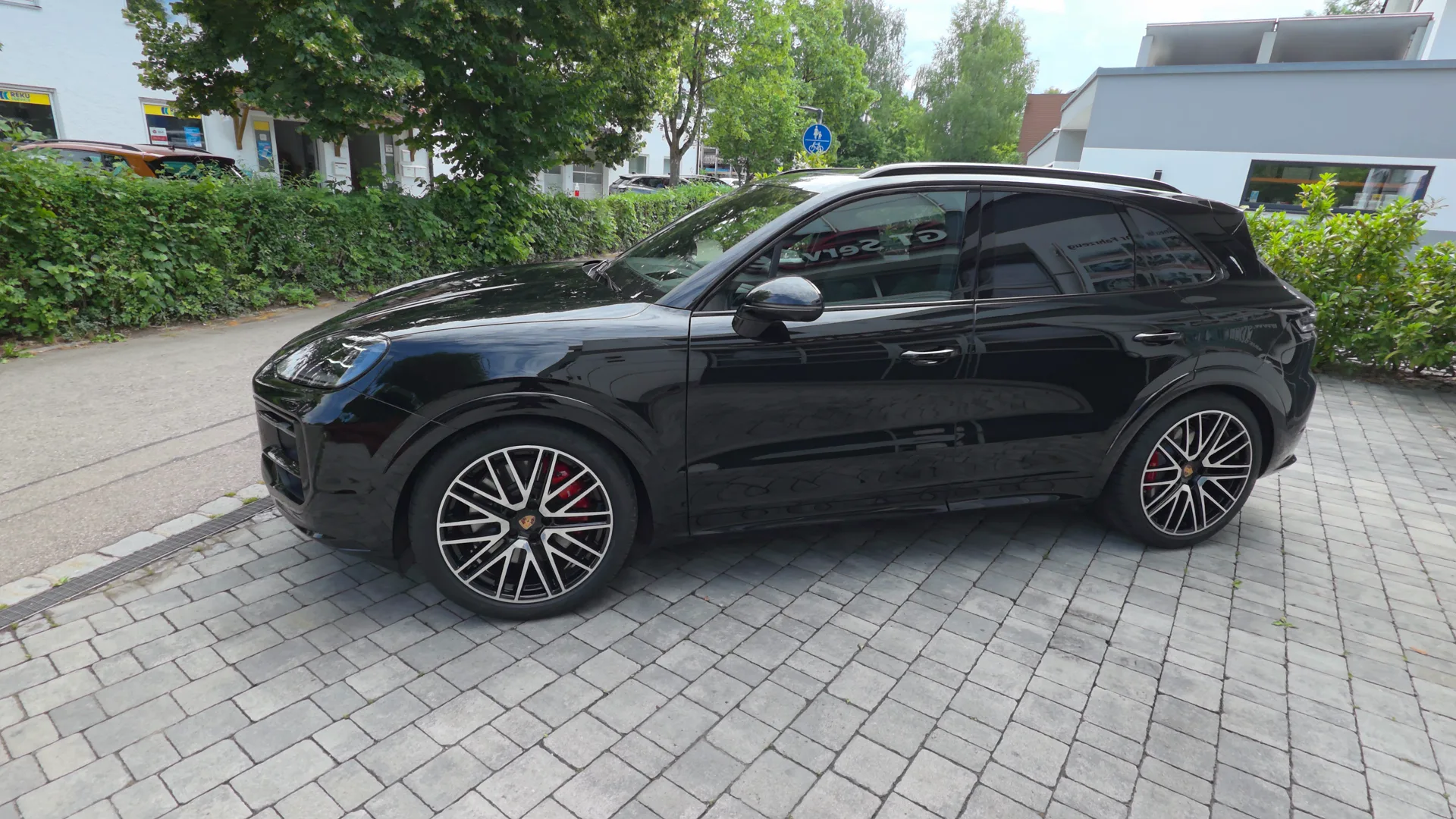 Rundgang um einen schwarzen Porsche Cayenne mit spiegelndem Hochglanz nach der Autopflege vor dem GT Service Studio in Eichenau bei München