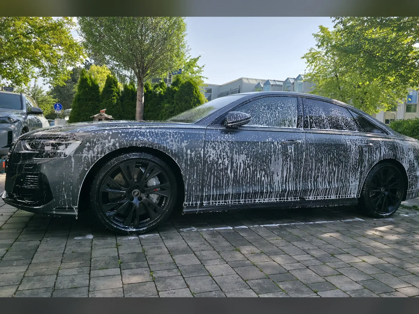 Limousine mit dichtem Aktivschaum bei der Handwäsche im GT Service Studio in Eichenau bei München