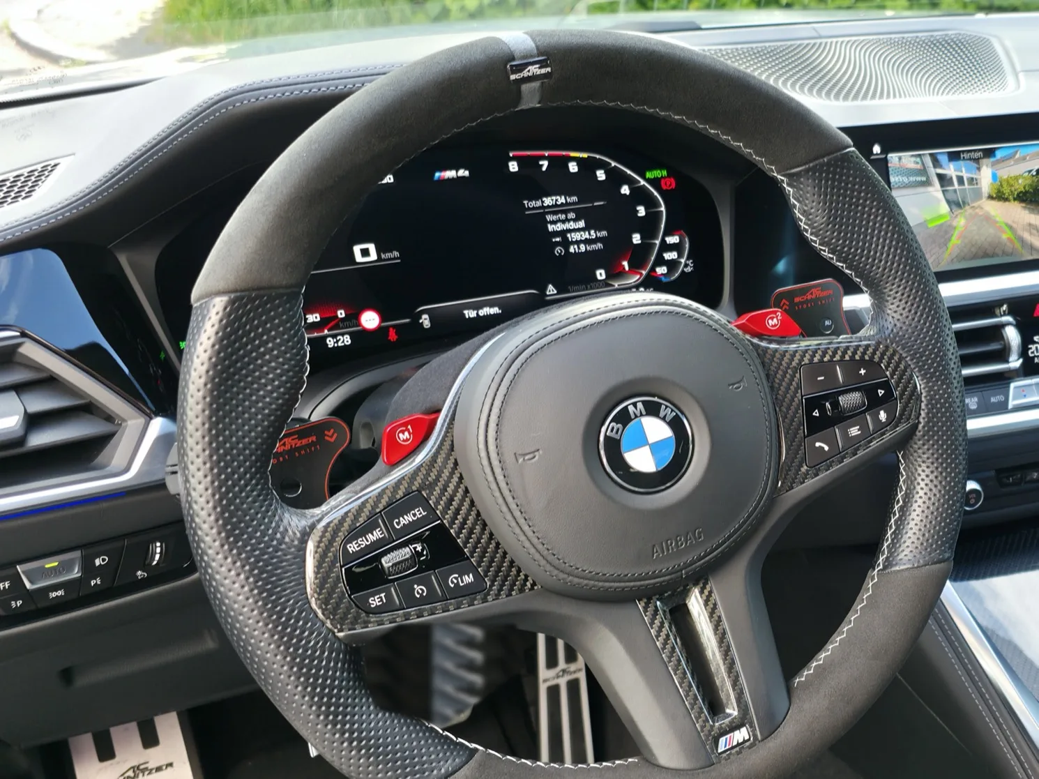 Aufbereitetes BMW M4 Cockpit mit Alcantara-Lenkrad und Carbon nach der Innenraumaufbereitung