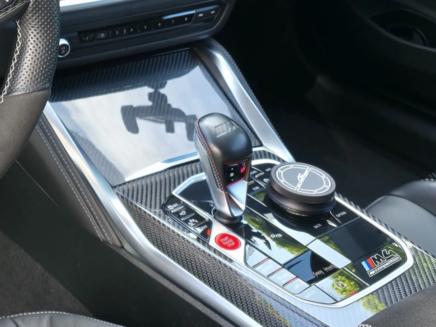 Gereinigte Mittelkonsole mit Carbon-Zierleisten nach der Innenraumreinigung in einem BMW M4