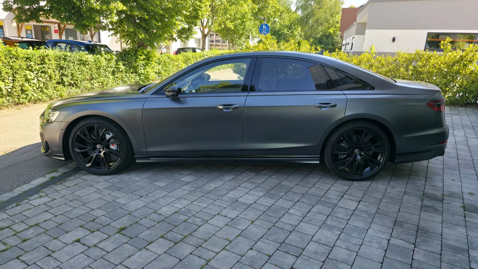 Audi S8 in matt-grauer Vollfolierung mit schwarzen Rädern — Seitenansicht vor dem GT Service Studio in Eichenau bei München
