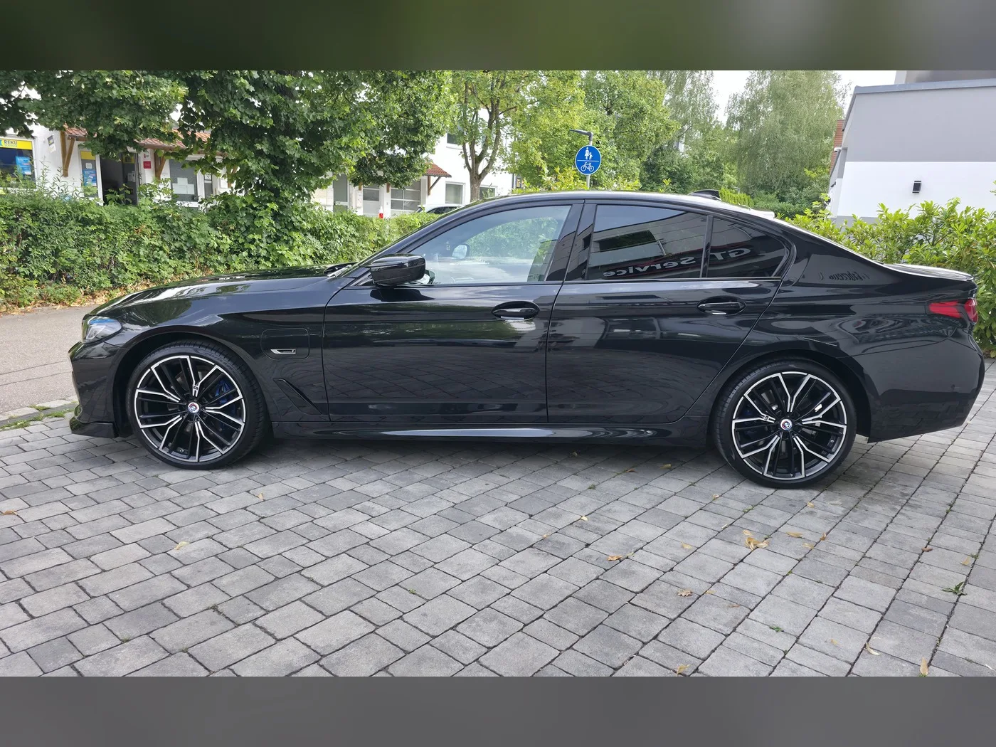 Schwarzer BMW 5er mit spiegelndem Tiefenglanz nach der Keramikversiegelung im GT Service Studio in Eichenau bei München