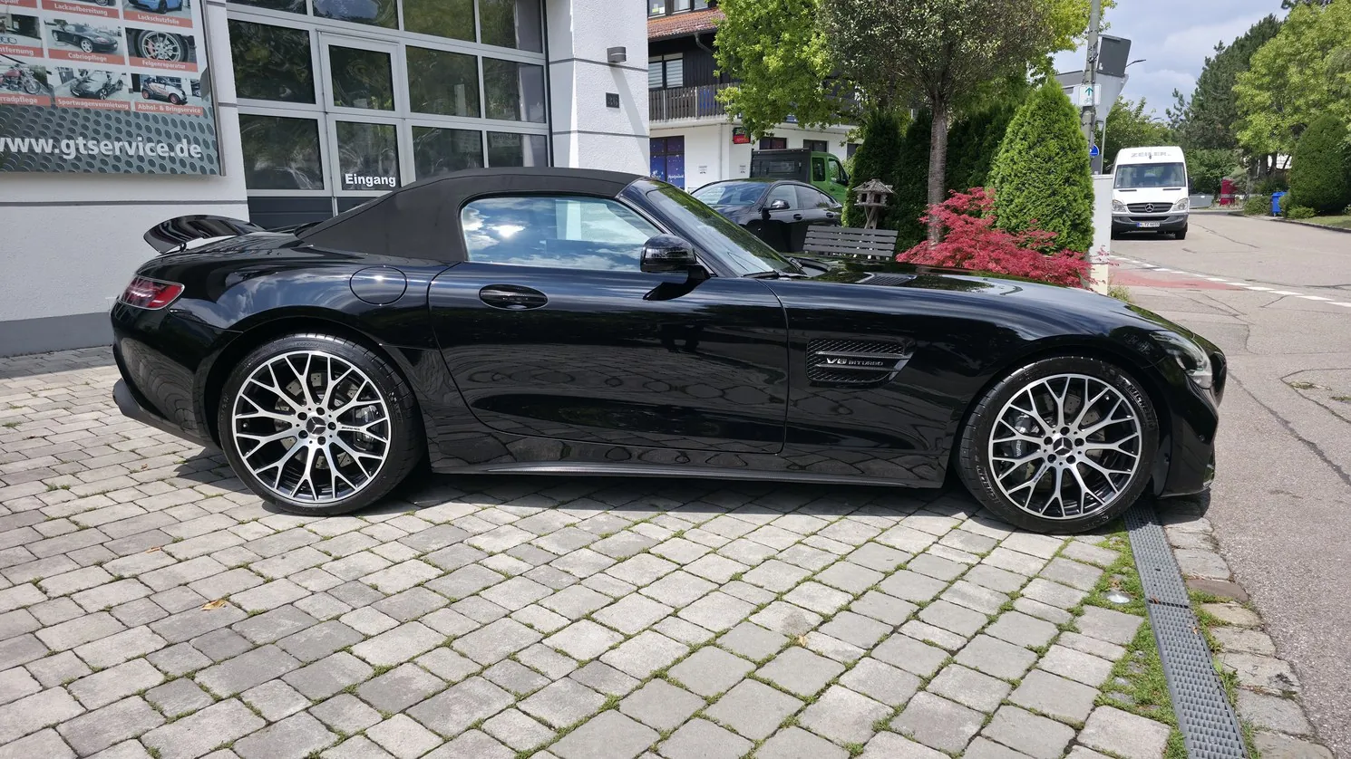 Mercedes-AMG GT Roadster in Schwarz nach der Komplettaufbereitung vor dem GT Service Studio bei München