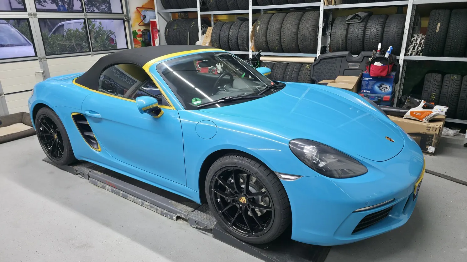 Porsche 718 Boxster in Miamiblau bei der Aufbereitung im GT Service Studio bei München