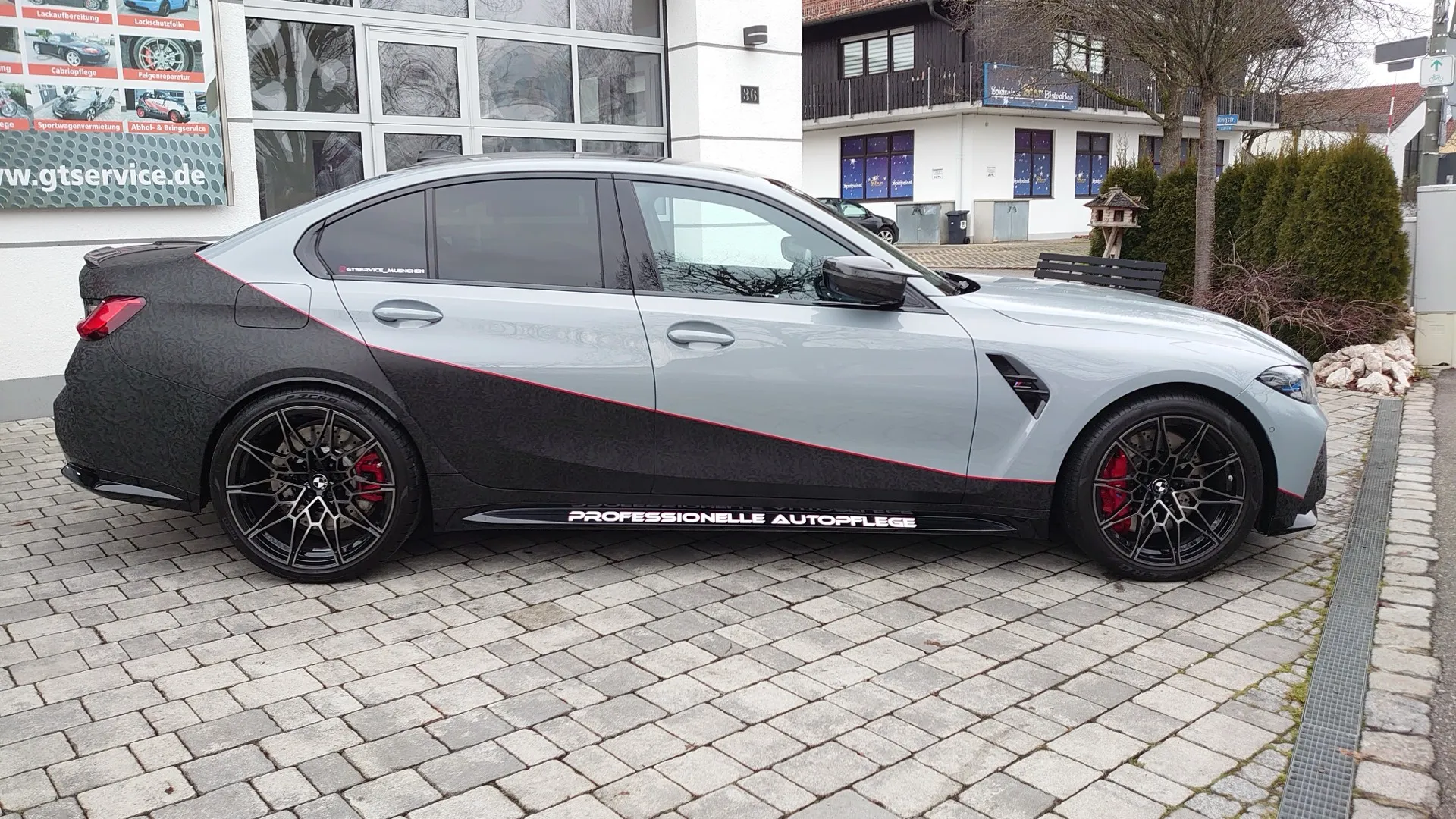 BMW M mit Fahrzeugbeschriftung vor dem GT Service Studio in Eichenau bei München