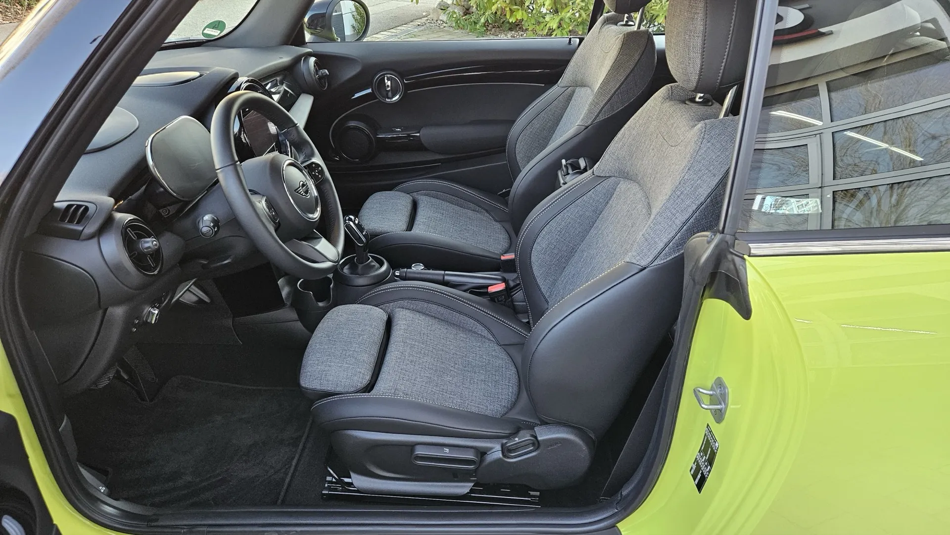 Gereinigter Innenraum eines Mini Cabrio nach Stoffdach-Reinigung und Pflege bei GT Service München