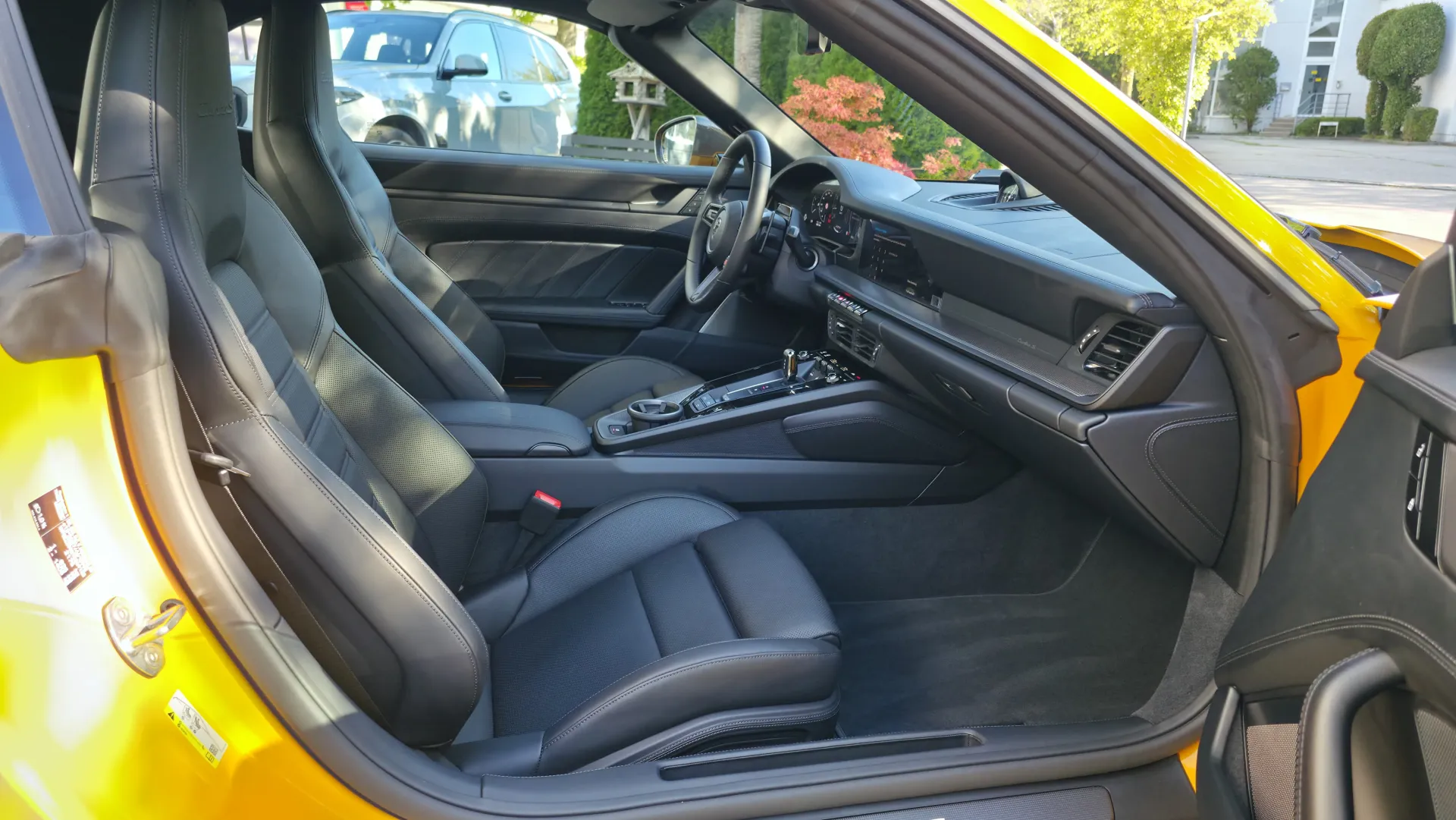 Gereinigte schwarze Ledersitze und Fußraum eines Porsche 911 Turbo S Cabriolet nach der Komplettaufbereitung